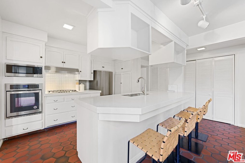 1320 Thayer Ave, Los Angeles CA  90024-5124 exterior