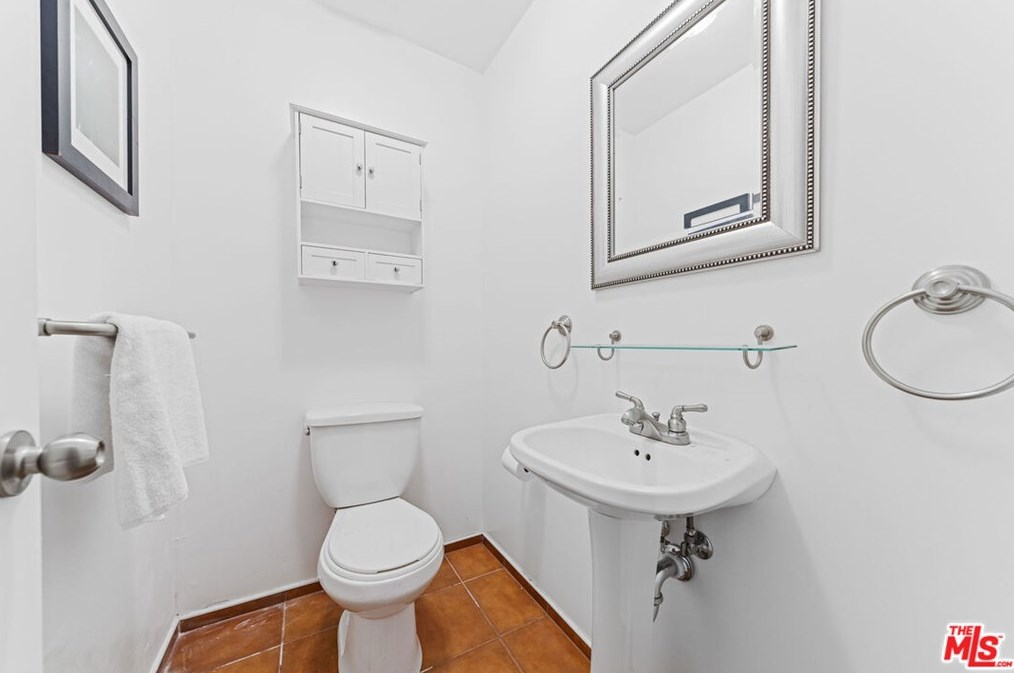 1320 Thayer Ave, Los Angeles CA  90024-5124 exterior