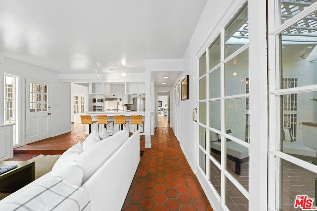 1320 Thayer Ave, Los Angeles CA  90024-5124 exterior