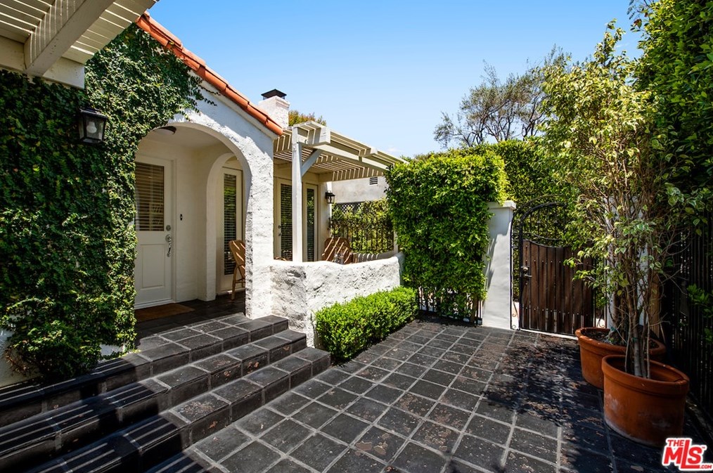 8819 Rosewood Ave, Los Angeles, CA 90048-2407
