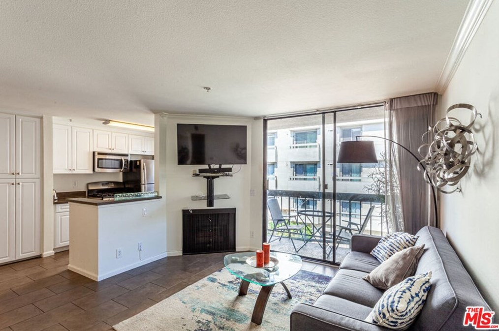 7320 Hawthorn Ave #213, Los Angeles, CA 90046