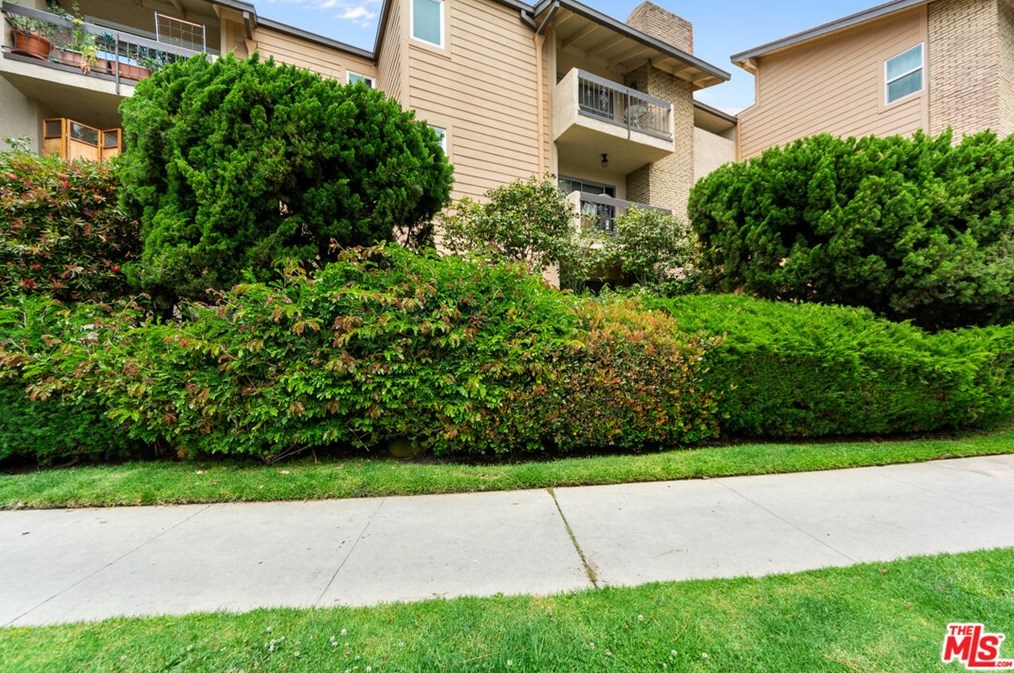 6151 Canterbury Dr, Los Angeles CA  90230-7138 exterior