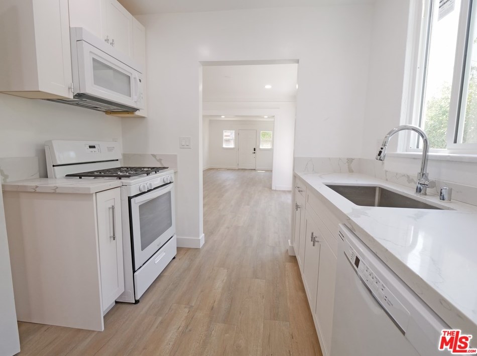 1217 5th Ave, Los Angeles CA  90019-3446 exterior