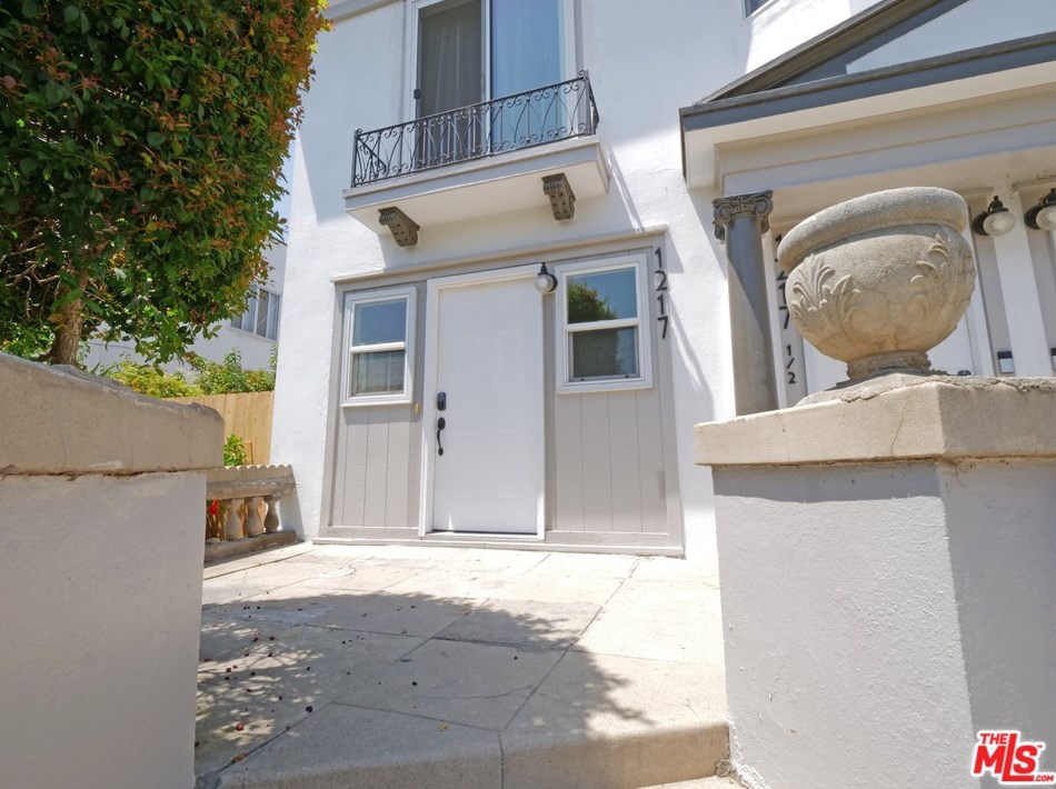1217 5th Ave, Los Angeles CA  90019-3446 exterior