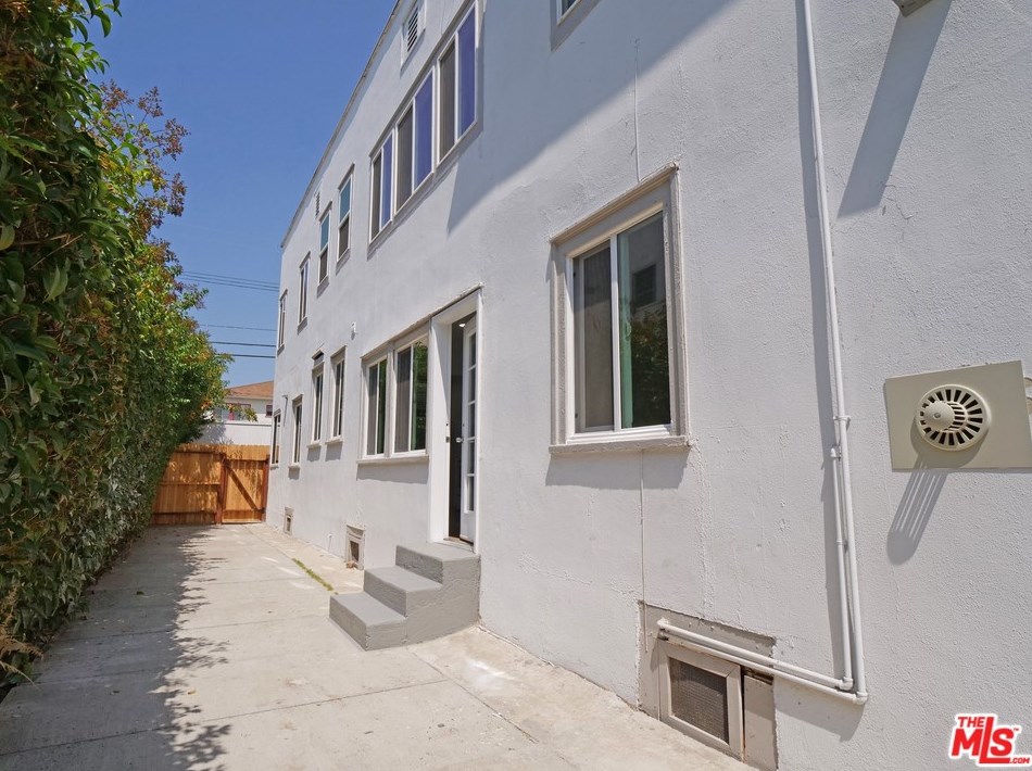 1217 5th Ave, Los Angeles CA  90019-3446 exterior