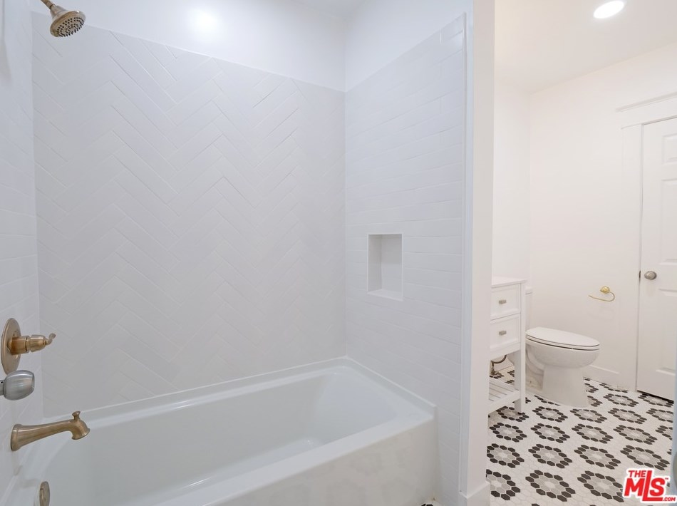 1217 5th Ave, Los Angeles CA  90019-3446 exterior