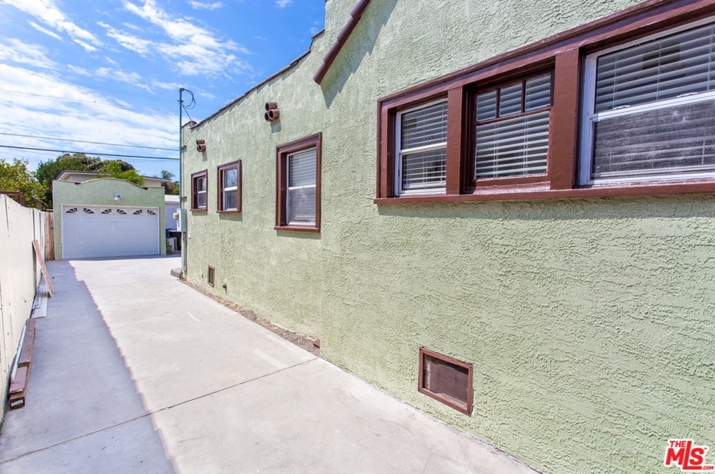 2701 West View St, Los Angeles CA  90016-2818 exterior