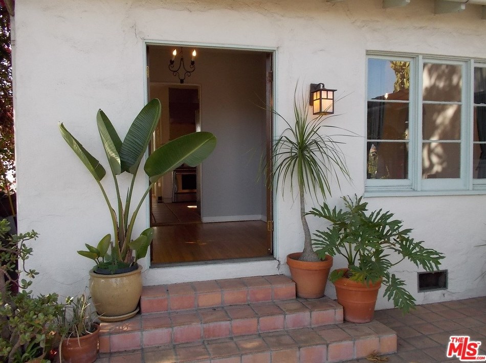 2439 Ronda Vista Dr, Los Angeles CA  90027-4658 exterior