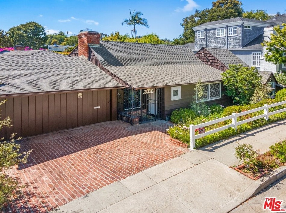 221 Denslow Ave, Los Angeles, CA 90049-3222