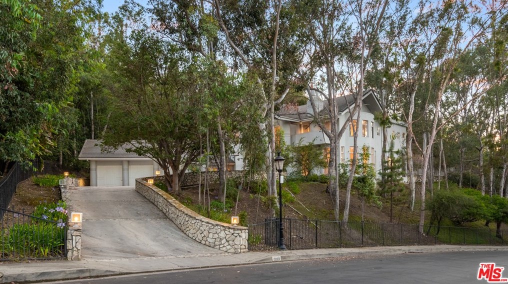 12063 Summit Cir, Beverly Hills, CA 90210-1323