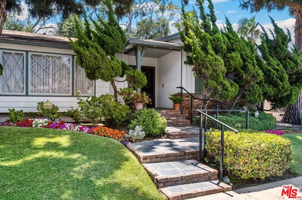 6006 Le Doux Rd, Los Angeles, CA 90056-1532