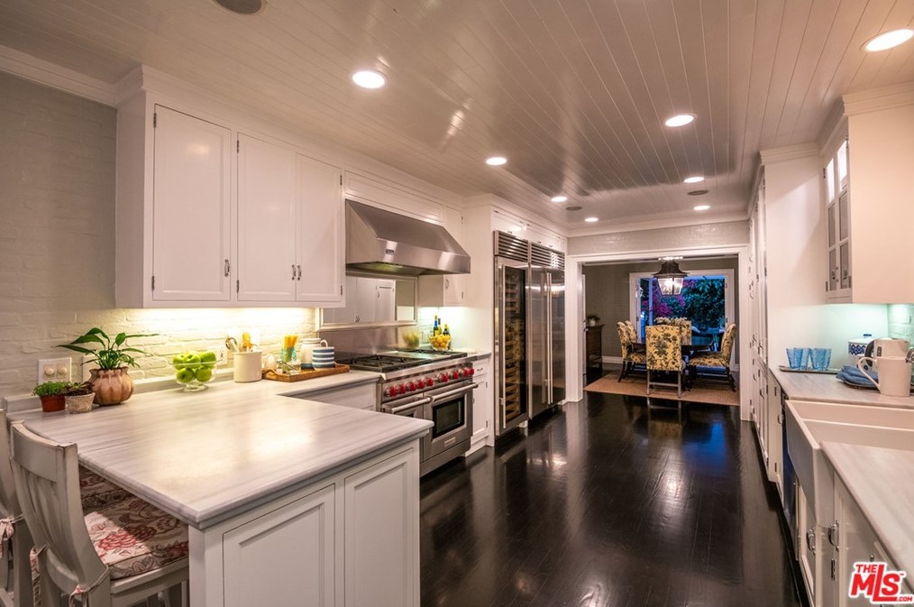 120 Homewood Rd, Los Angeles CA  90049-2708 exterior