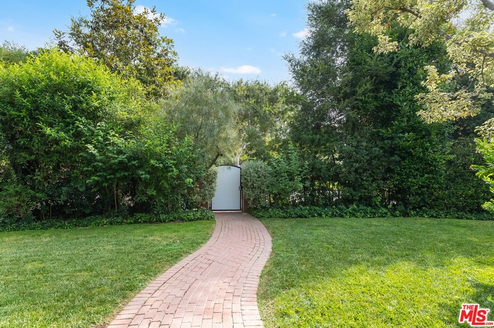 120 Homewood Rd, Los Angeles CA  90049-2708 exterior