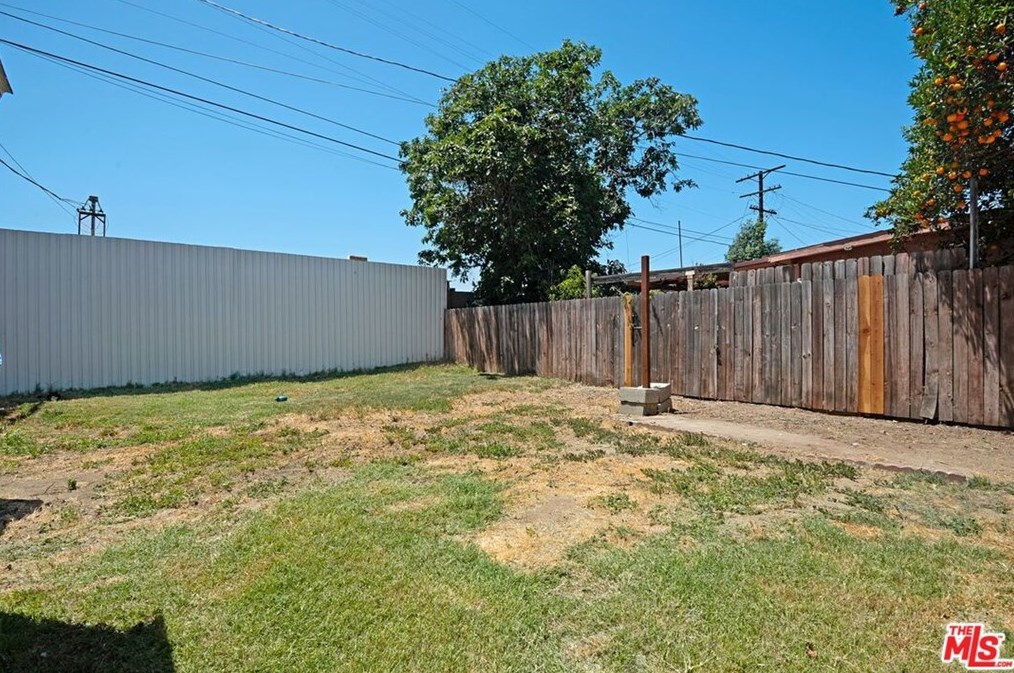 5739 Bandera St, Los Angeles CA  90058-3811 exterior