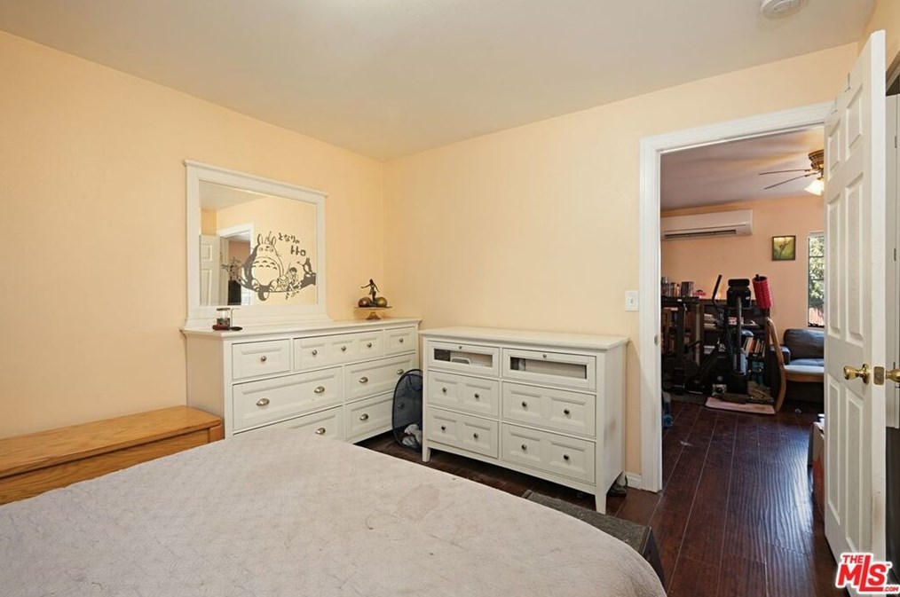 5739 Bandera St, Los Angeles CA  90058-3811 exterior
