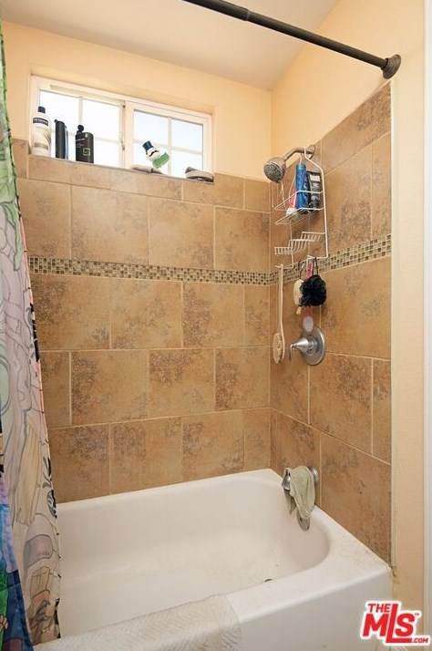 5739 Bandera St, Los Angeles CA  90058-3811 exterior