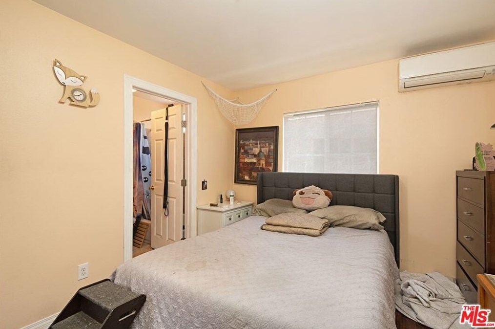 5739 Bandera St, Los Angeles CA  90058-3811 exterior
