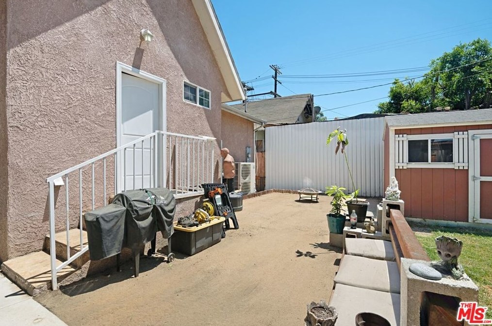 5739 Bandera St, Los Angeles CA  90058-3811 exterior