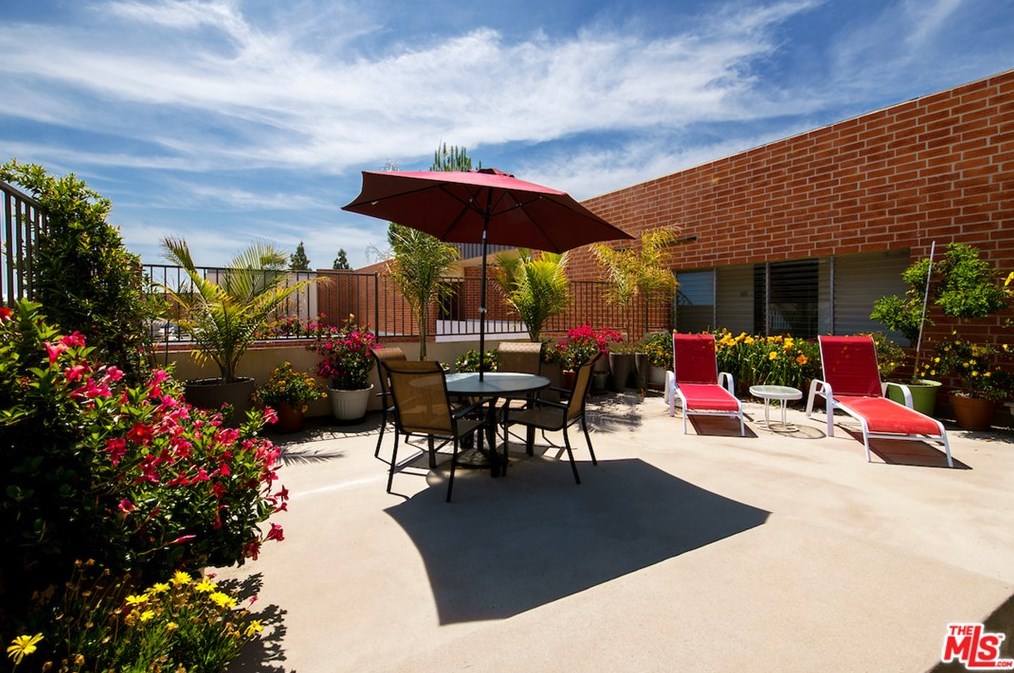 11750 Sunset Blvd, Los Angeles CA  90049-2947 exterior