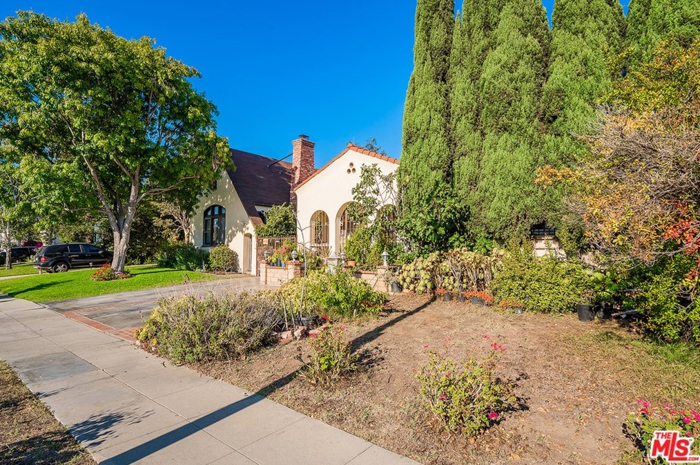 836 Muirfield Rd, Los Angeles, CA 90005-3835