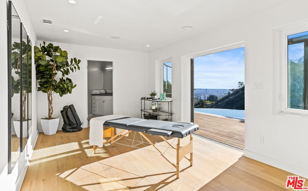 2201 Malaga Rd, Los Angeles CA  90068-2633 exterior