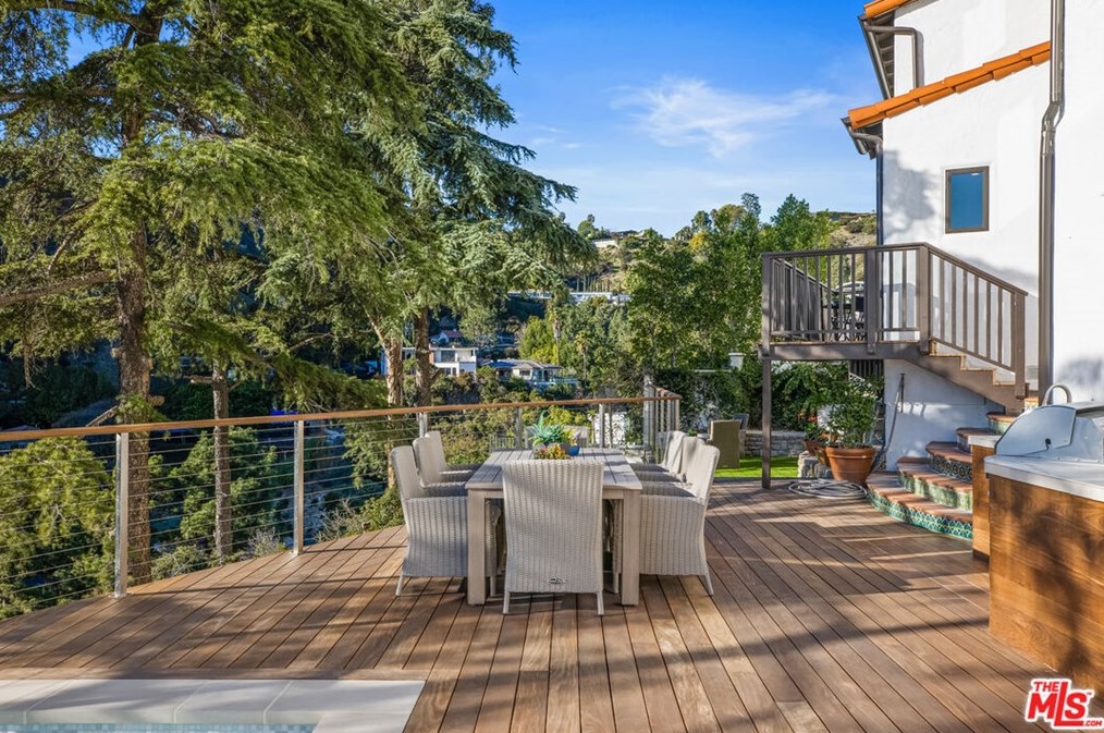 2201 Malaga Rd, Los Angeles CA  90068-2633 exterior