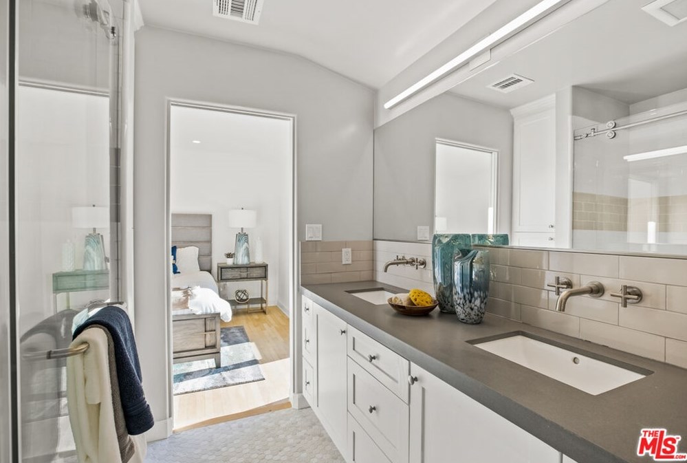 2201 Malaga Rd, Los Angeles CA  90068-2633 exterior