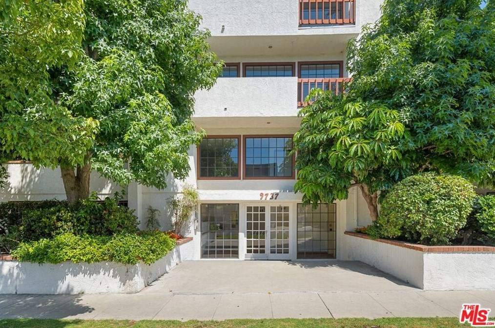 9737 Charnock Ave, Los Angeles CA  90034-3979 exterior