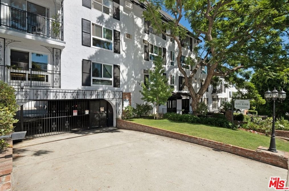 1222 Olive Dr, Los Angeles CA  90069-2756 exterior