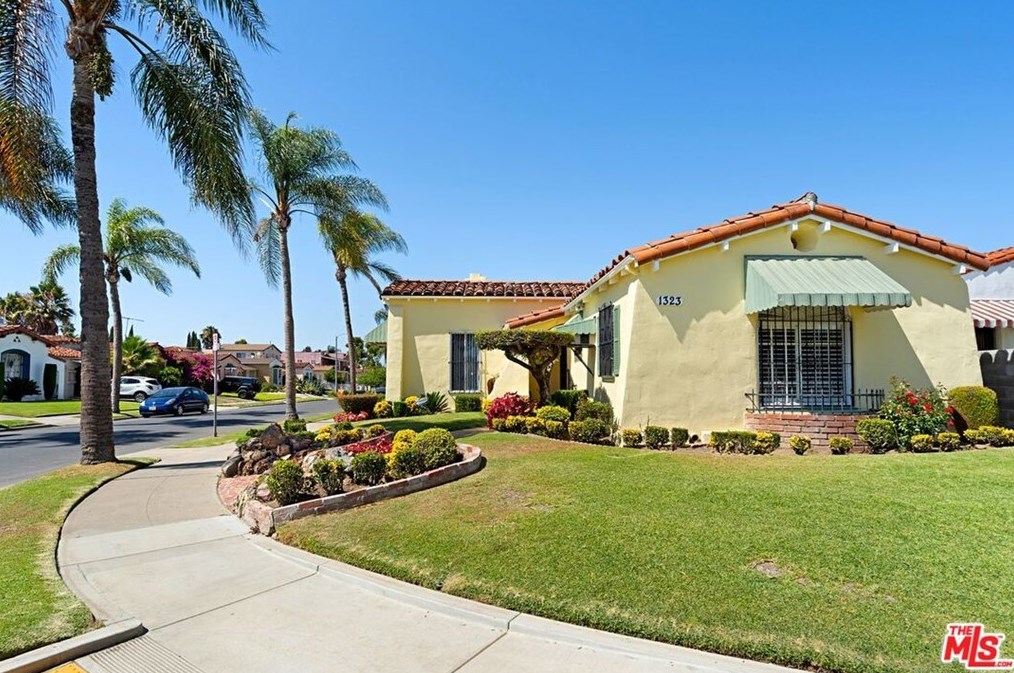 1323 81st St, Los Angeles, CA 90001-3834