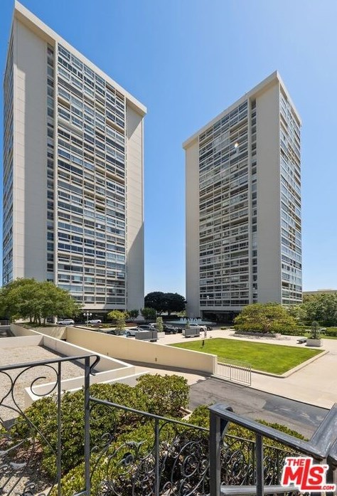 2222 Avenue Of The Stars, Los Angeles CA  90067-5655 exterior
