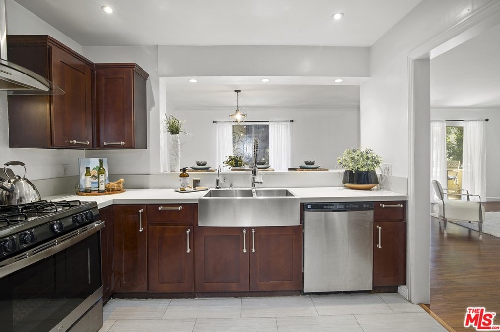 6724 Hillpark Dr, Los Angeles, CA 90068-2169