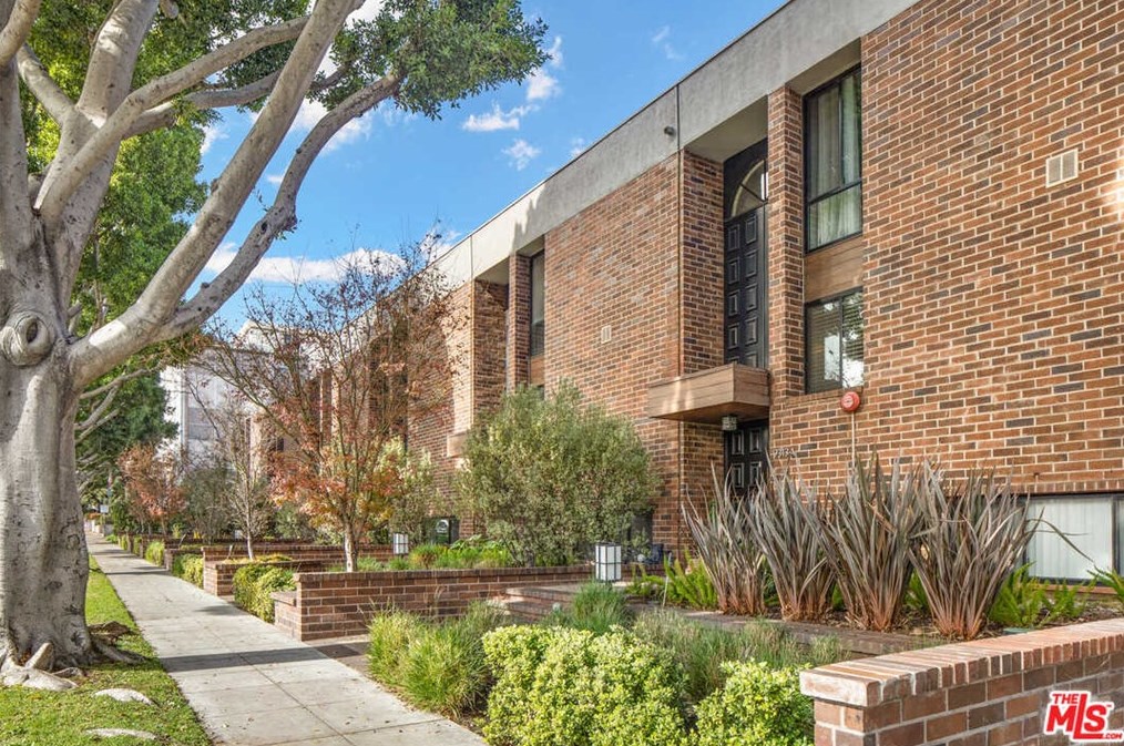 9315 Burton Way, Beverly Hills, CA 90210-3638