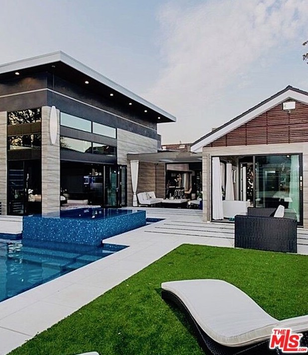 12318 Sunset Blvd, Los Angeles CA  90049-3916 exterior