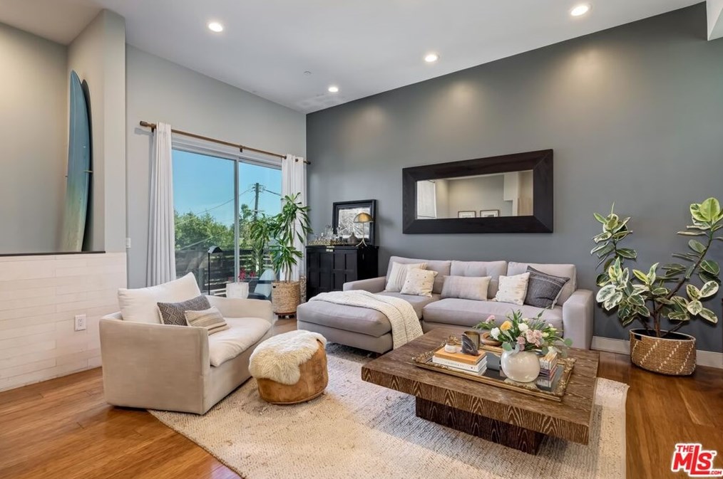 11810 Washington Pl, Los Angeles, CA 90066-4631