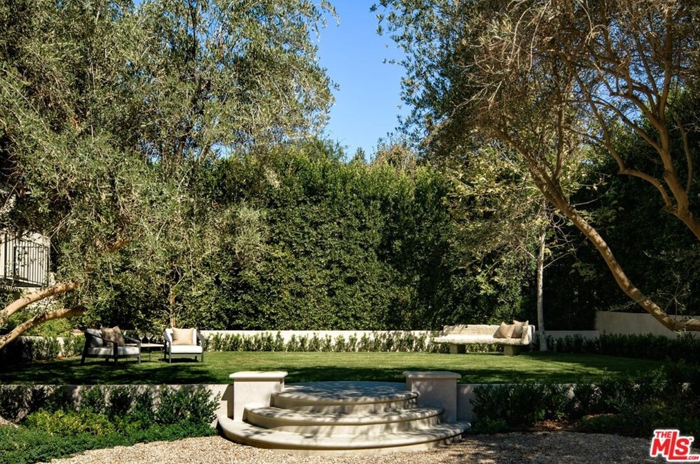 9161 Hazen Dr, Beverly Hills, CA 90210-1825