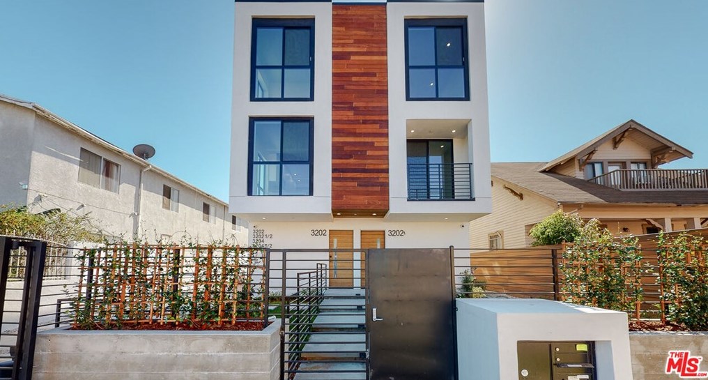 3202 16th Pl, Los Angeles, CA 90019-6207