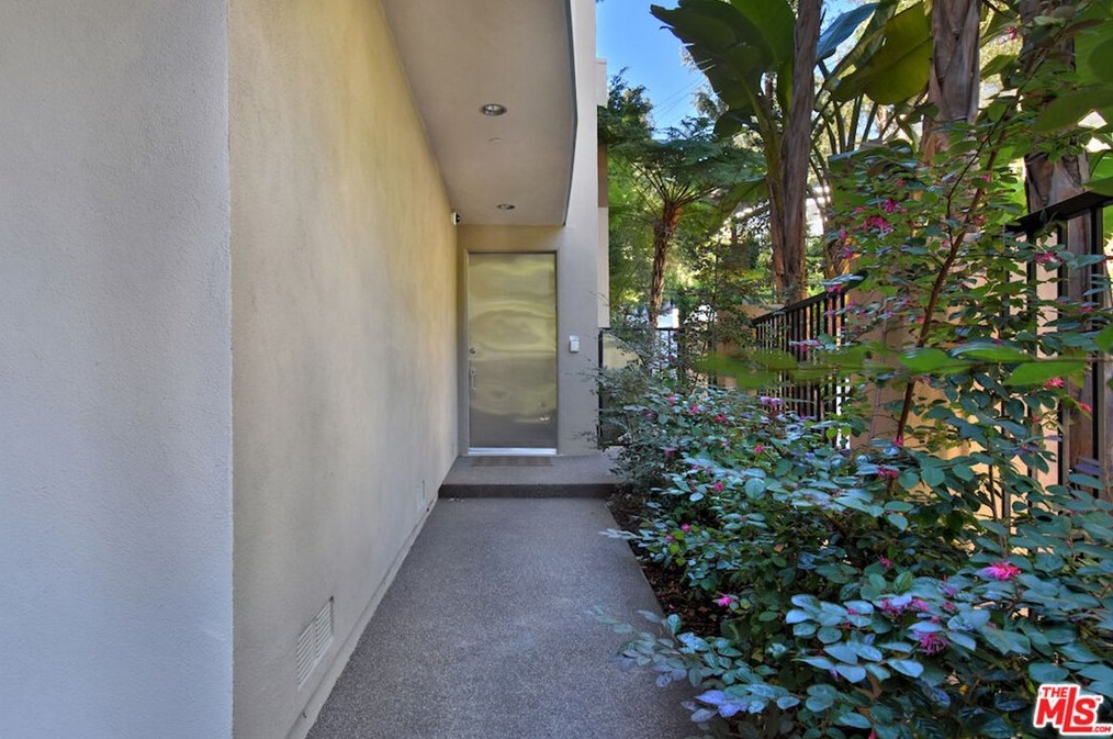 2423 Horse Shoe Canyon Rd, Los Angeles CA  90046-1560 exterior