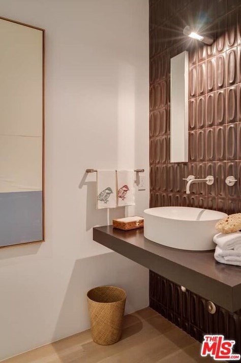 1888 Mango Way, Los Angeles CA  90049-2204 exterior