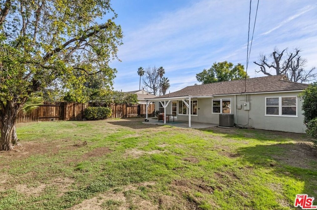 17807 Arminta St, Los Angeles CA  91335-2204 exterior