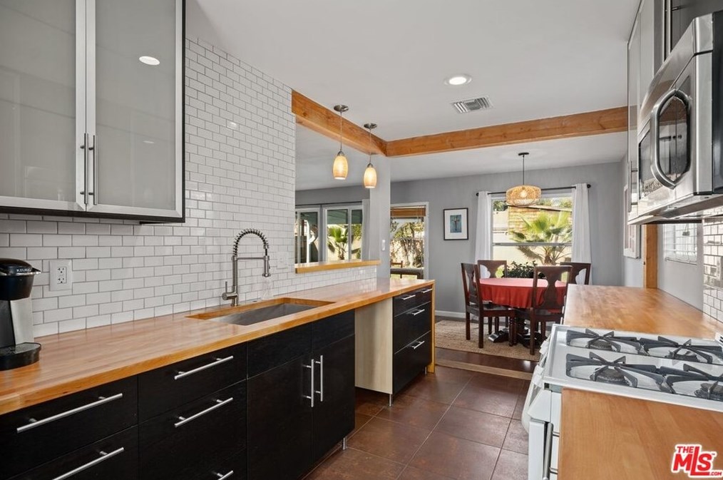 17807 Arminta St, Los Angeles CA  91335-2204 exterior