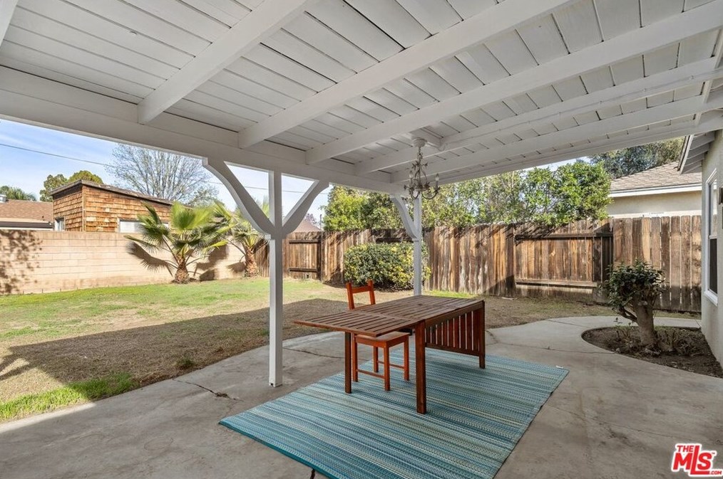 17807 Arminta St, Los Angeles CA  91335-2204 exterior