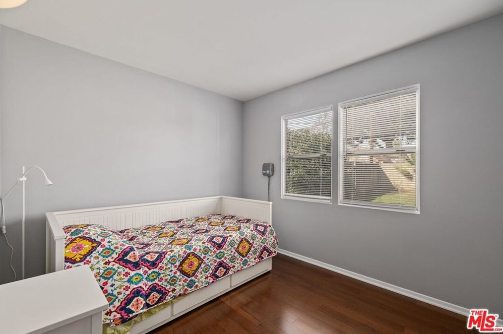 17807 Arminta St, Los Angeles CA  91335-2204 exterior