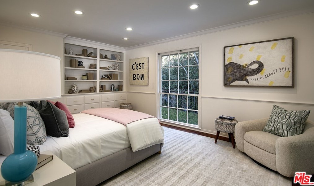 31 Oakmont Dr, Los Angeles CA  90049-1901 exterior