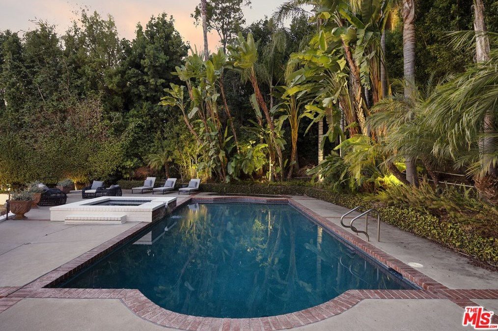 31 Oakmont Dr, Los Angeles CA  90049-1901 exterior