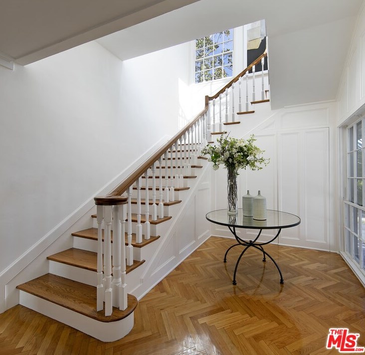 31 Oakmont Dr, Los Angeles CA  90049-1901 exterior