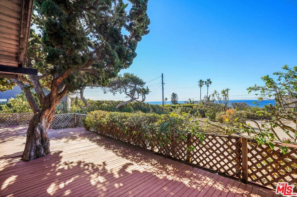 7352 Birdview Ave, Malibu CA  90265-4113 exterior