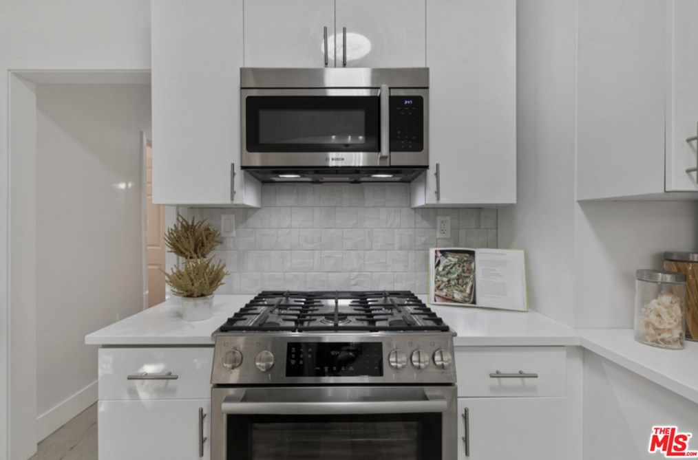 530 Spaulding Ave, Los Angeles CA  90036-1852 exterior