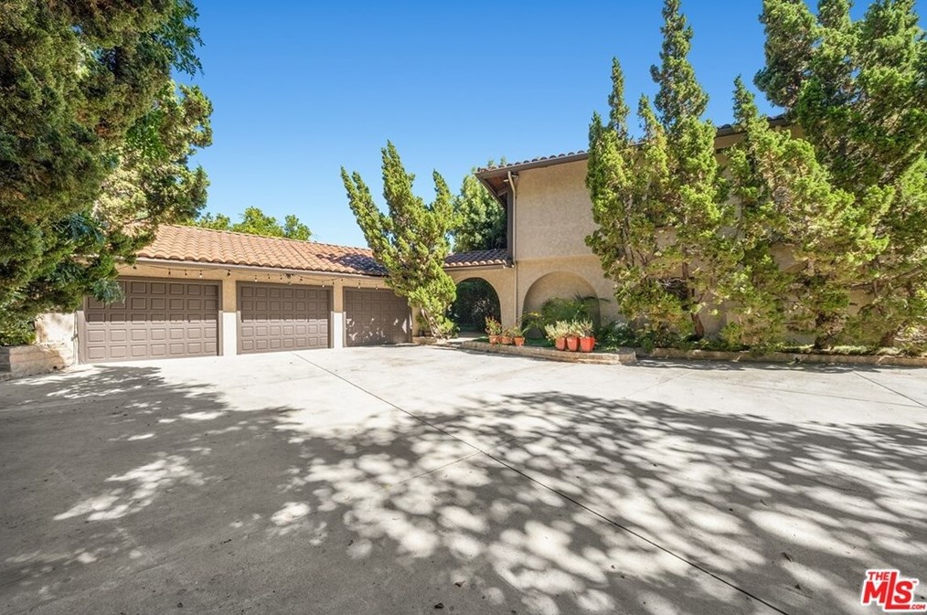 7225 Outpost Cove Dr, Los Angeles, CA 90068-2009
