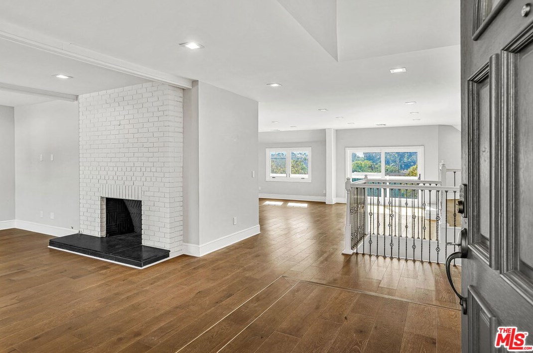 375 Dalkeith Ave, Los Angeles, CA 90049-3129